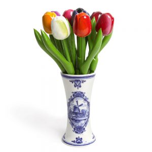 houten-tulpen-in-gemengde-kleuren-rose-in-een-delf-150x150
